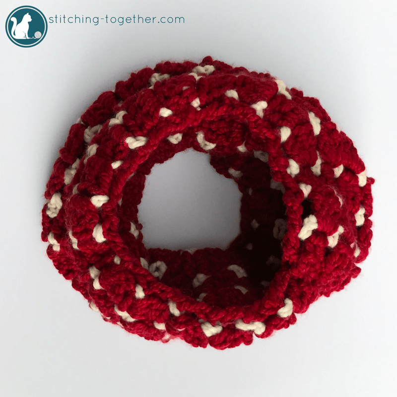 Squishy and warm crochet cowl | Free pattern for an easy crochet cowl by Stitching Together. 