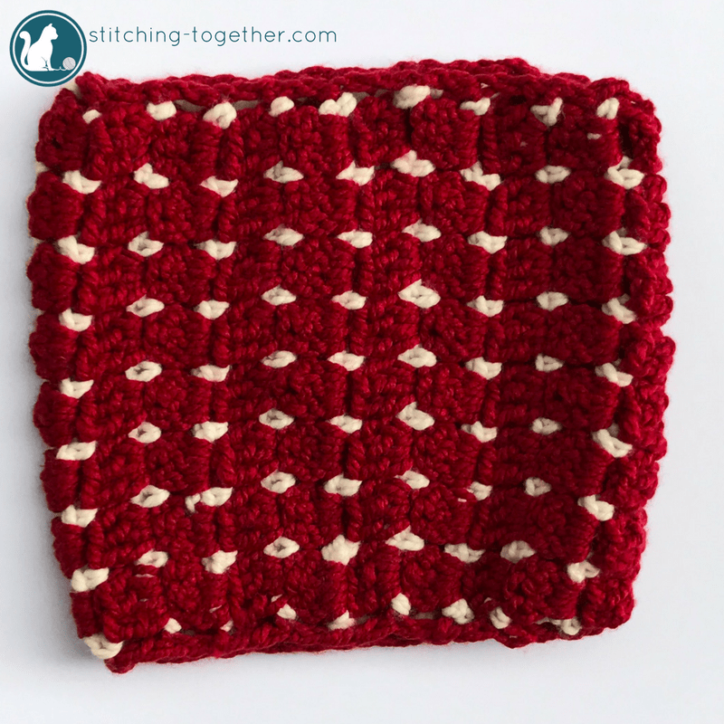 Squishy and warm crochet cowl | Free pattern for an easy crochet cowl by Stitching Together.