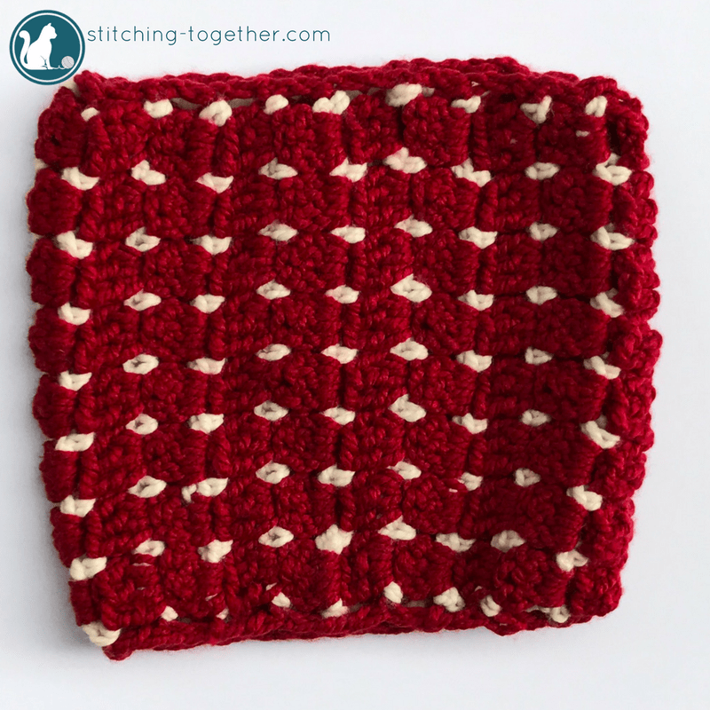 Squishy and warm crochet cowl | Free pattern for an easy crochet cowl by Stitching Together. 