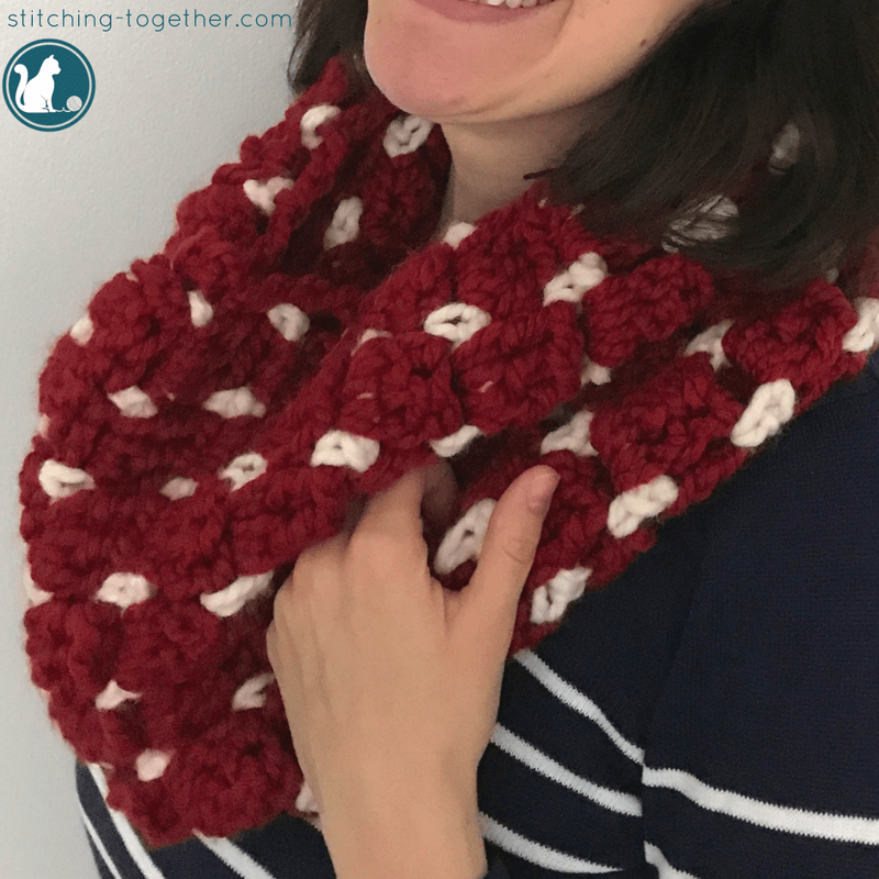 Squishy and warm crochet cowl | Free pattern for an easy crochet cowl by Stitching Together. 