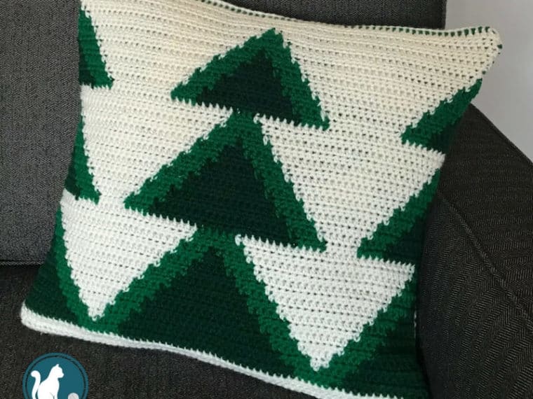 Cute Crochet Christmas Tree pillow cover. Get in the holiday spirit with this free crochet pattern. #RHSS #CrochetChristmas #Christmasdecor