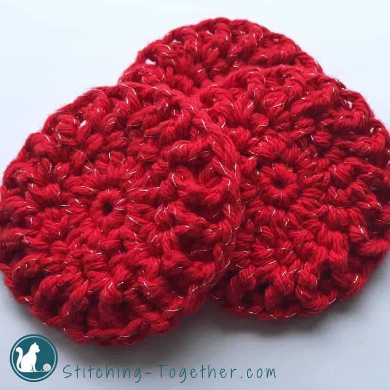Quick and easy free crochet patter for dishcloths and dish scrubbies. Great pattern that can also be used as a washcloth and face scrubbies. #crochetdishcloth #crochetfacescrubbies #crochetwashcloth