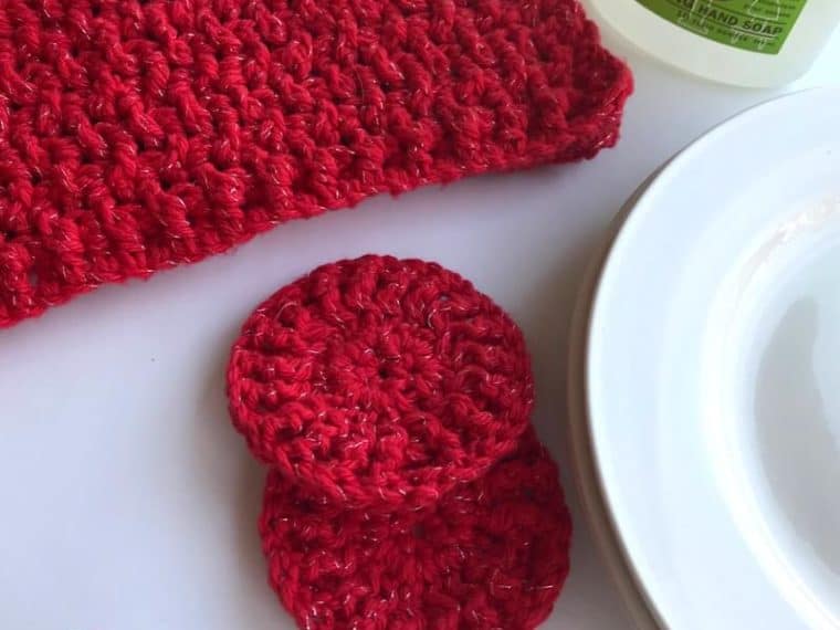 Quick and easy free crochet patter for dishcloths and dish scrubbies. Great pattern that can also be used as a washcloth and face scrubbies. #crochetdishcloth #crochetfacescrubbies #crochetwashcloth