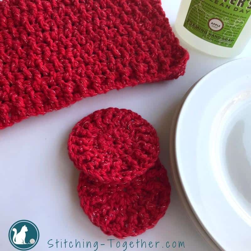 Quick and easy free crochet patter for dishcloths and dish scrubbies. Great pattern that can also be used as a washcloth and face scrubbies. #crochetdishcloth #crochetfacescrubbies #crochetwashcloth
