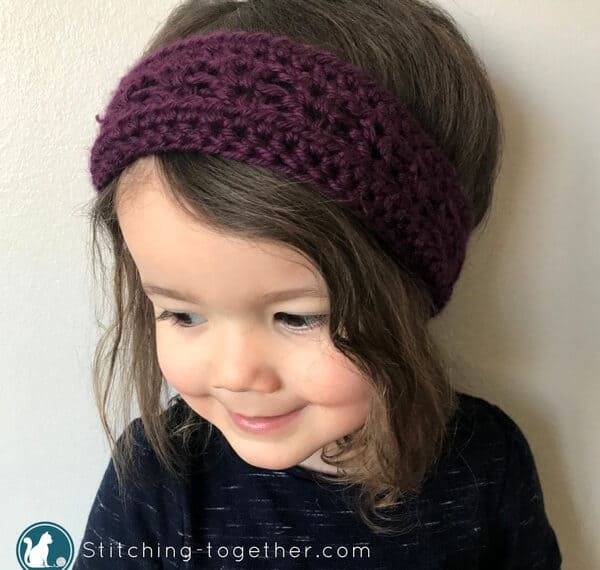 Adorable crochet toddler headband. Perfect ear warmer for fall, winter, and spring. Easy to follow directions in this free pattern! Click now to see how it is made. | Free Crochet Pattern - Toddler Headband. #crochetheadband #crochetpattern #freecrochetpattern