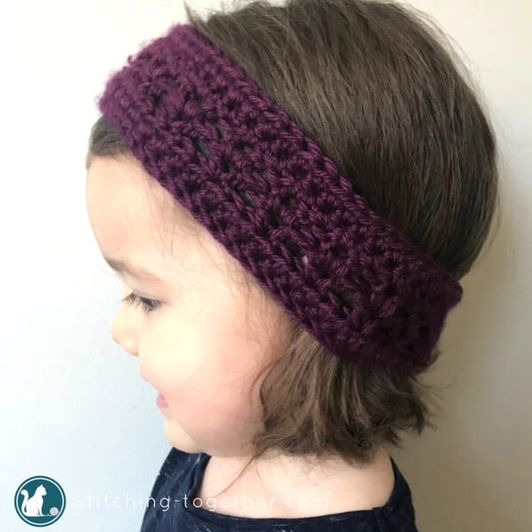 Adorable crochet toddler headband. Perfect ear warmer for fall, winter, and spring. Easy to follow directions in this free pattern! Click now to see how it is made. | Free Crochet Pattern - Toddler Headband. #crochetheadband #crochetpattern #freecrochetpattern