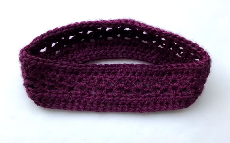 Adorable crochet toddler headband. Perfect ear warmer for fall, winter, and spring. Easy to follow directions in this free pattern! Click now to see how it is made. | Free Crochet Pattern - Toddler Headband. #crochetheadband #crochetpattern #freecrochetpattern