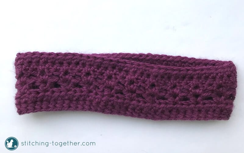 Adorable crochet toddler headband. Perfect ear warmer for fall, winter, and spring. Easy to follow directions in this free pattern! Click now to see how it is made. | Free Crochet Pattern - Toddler Headband. #crochetheadband #crochetpattern #freecrochetpattern