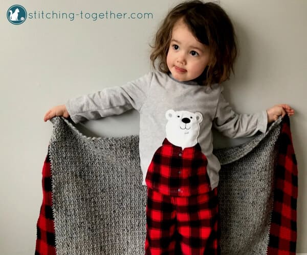 I am in love with this Buffalo Plaid Baby Blanket! What a perfect gift for the trendiest baby. I can't get over the texture of those beautiful stitches. With this free crochet pattern I can make the perfect baby show gift! | Crochet Baby Blanket