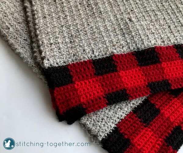 I am in love with this Buffalo Plaid Baby Blanket! What a perfect gift for the trendiest baby. I can't get over the texture of those beautiful stitches. With this free crochet pattern I can make the perfect baby show gift! | Crochet Baby Blanket