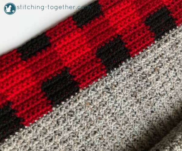 I am in love with this Buffalo Plaid Baby Blanket! What a perfect gift for the trendiest baby. I can't get over the texture of those beautiful stitches. With this free crochet pattern I can make the perfect baby show gift! | Crochet Baby Blanket