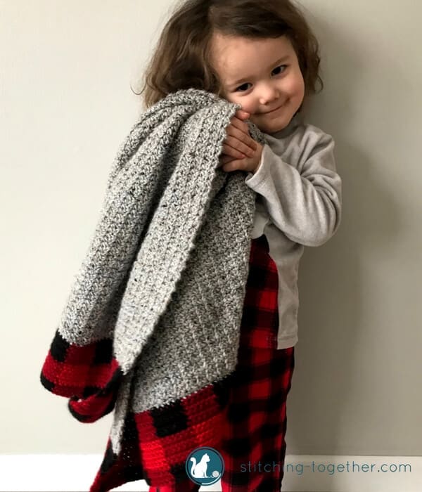 I am in love with this Buffalo Plaid Baby Blanket! What a perfect gift for the trendiest baby. I can't get over the texture of those beautiful stitches. With this free crochet pattern I can make the perfect baby show gift! | Crochet Baby Blanket