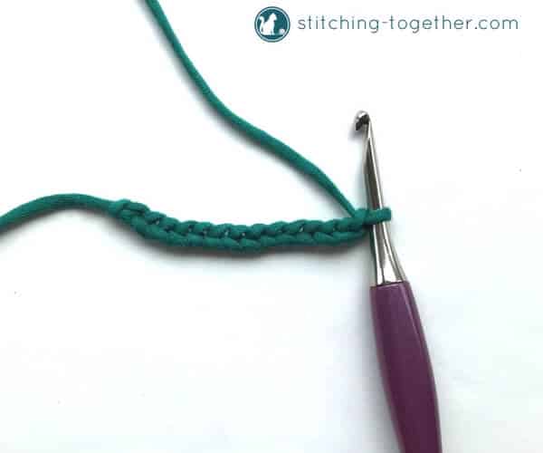 Learn how to crochet the spider stitch with this step by step photo tutorial. It is an easy to follow guide for the spider stitch. 