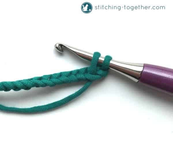 Learn how to crochet the spider stitch with this step by step photo tutorial. It is an easy to follow guide for the spider stitch. 