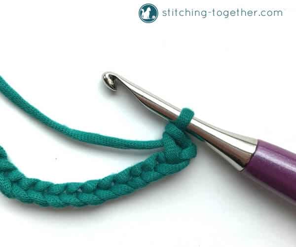 Learn how to crochet the spider stitch with this step by step photo tutorial. It is an easy to follow guide for the spider stitch. 