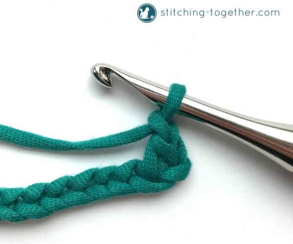 Learn how to crochet the spider stitch with this step by step photo tutorial. It is an easy to follow guide for the spider stitch. 