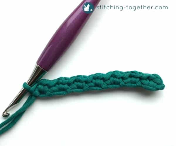 Learn how to crochet the spider stitch with this step by step photo tutorial. It is an easy to follow guide for the spider stitch. 