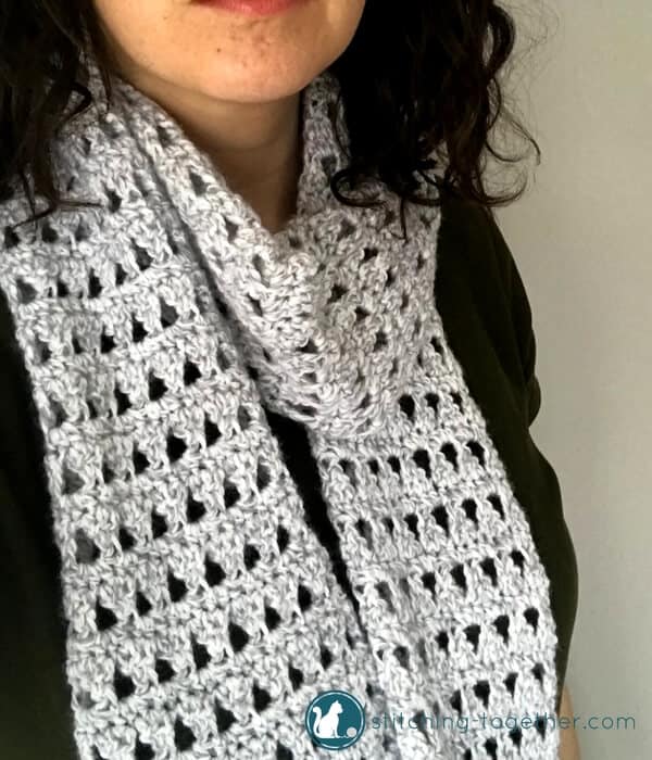 A regular scarf or an infinity scarf? YES! I love this convertible crochet scarf with buttons! You must check out this free pattern and make your own triangles crochet scarf.