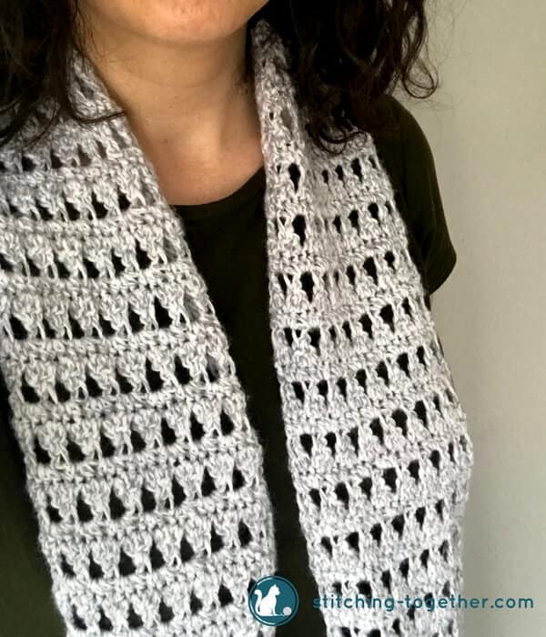 A regular scarf or an infinity scarf? YES! I love this convertible crochet scarf with buttons! You must check out this free pattern and make your own triangles crochet scarf.