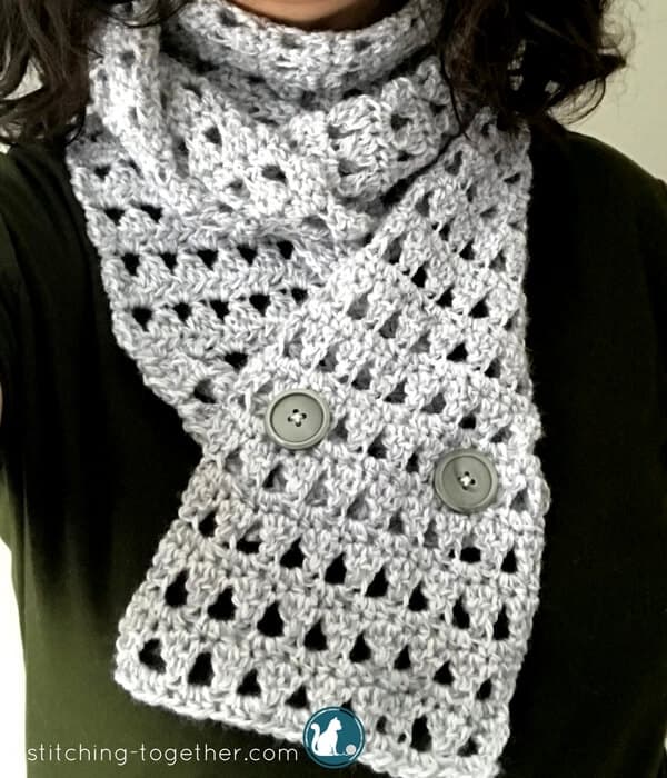 A regular scarf or an infinity scarf? YES! I love this convertible crochet scarf with buttons! You must check out this free pattern and make your own triangles crochet scarf.