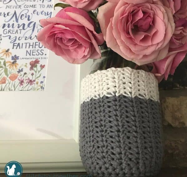 Spruce up those mason jars with this adorable crochet mason jar cozy. Perfect for adding a farmhouse touch to your home décor or use as a cozy to keep your drinks cool. This is a super easy crochet pattern you can finish in an hour.