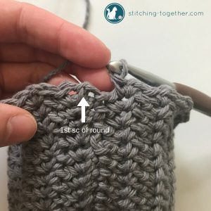 Spruce up those mason jars with this adorable crochet mason jar cozy. Perfect for adding a farmhouse touch to your home décor or use as a cozy to keep your drinks cool. This is a super easy crochet pattern you can finish in an hour.