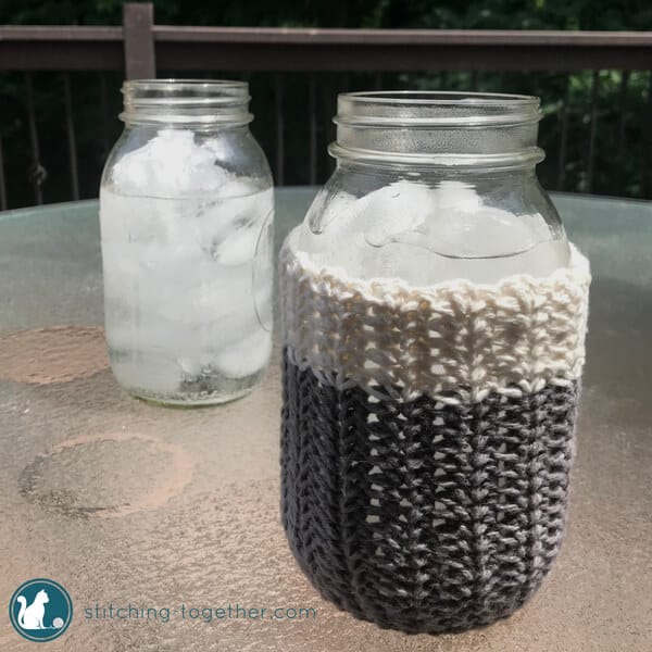 Spruce up those mason jars with this adorable crochet mason jar cozy. Perfect for adding a farmhouse touch to your home décor or use as a cozy to keep your drinks cool. This is a super easy crochet pattern you can finish in an hour. 