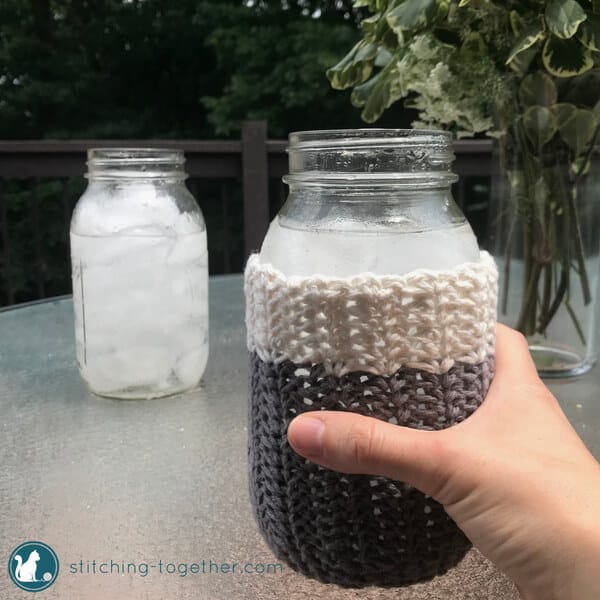 Spruce up those mason jars with this adorable crochet mason jar cozy. Perfect for adding a farmhouse touch to your home décor or use as a cozy to keep your drinks cool. This is a super easy crochet pattern you can finish in an hour. 