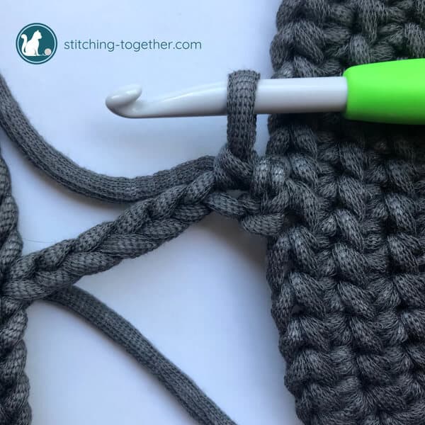 joining circle purse sides with chain across