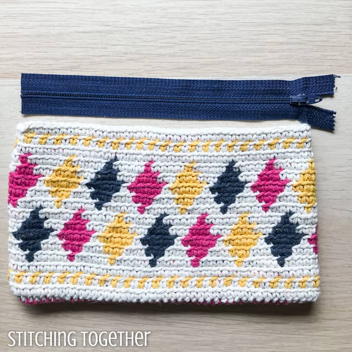 adding zipper to crochet pouch