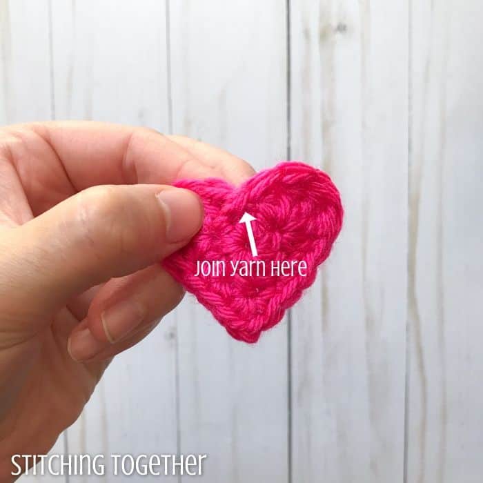 crochet heart with arrows showing where to place the next stitch