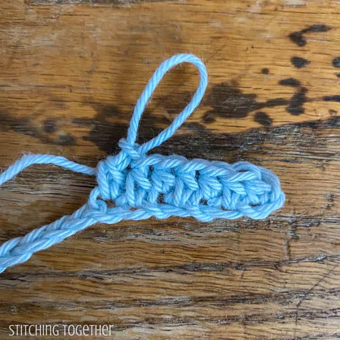 swatch showing stitches alternated in the top and bottom loop of the chain