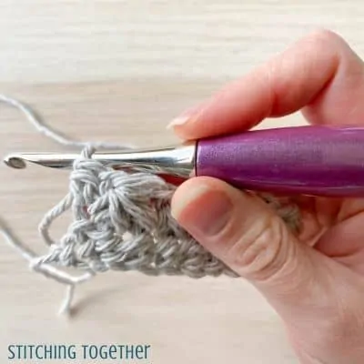 how to mhdc3tog showing step by step with hook and yarn