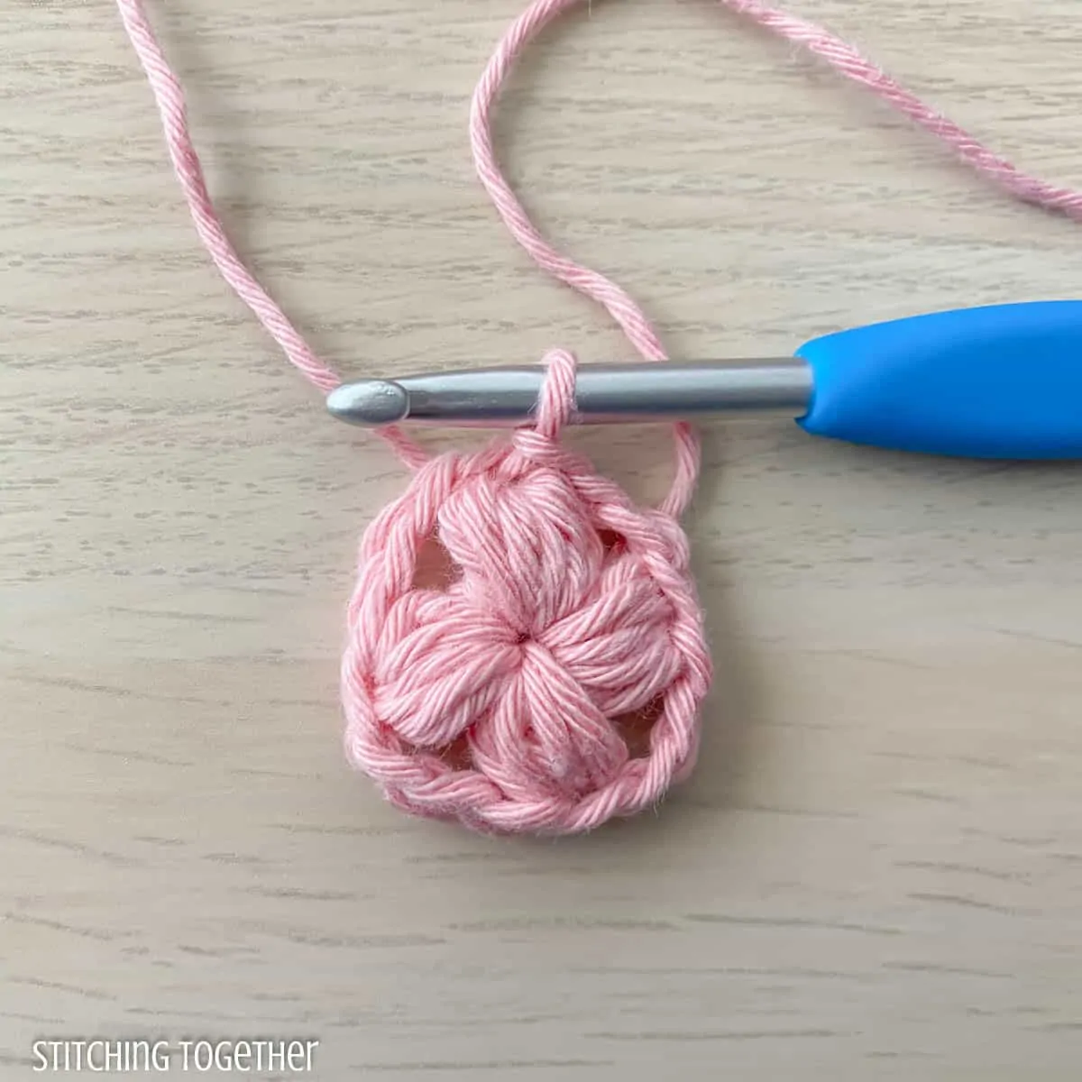 crochet circle of 4 puff stitches