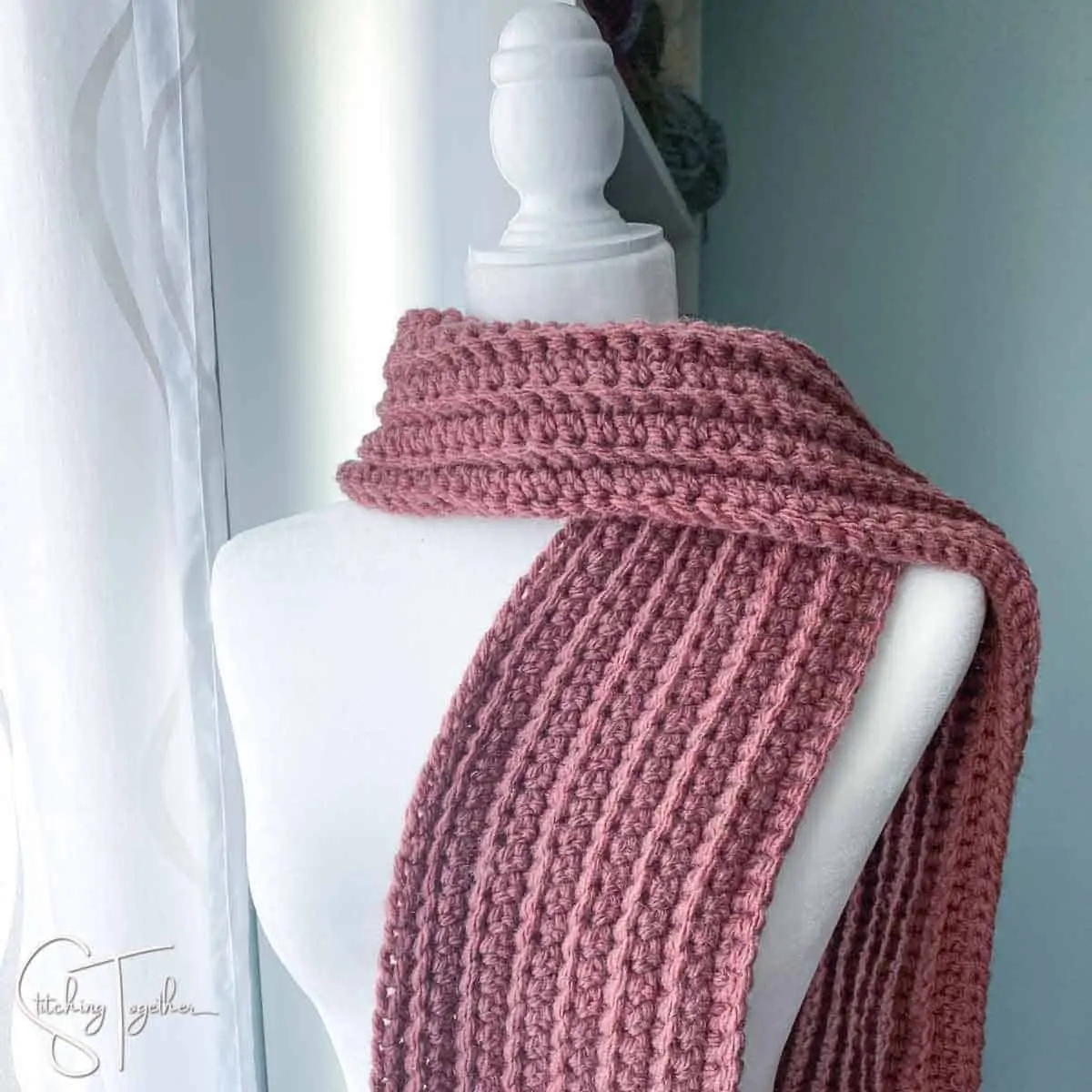 purple ribbed crochet scarf on a mannequin