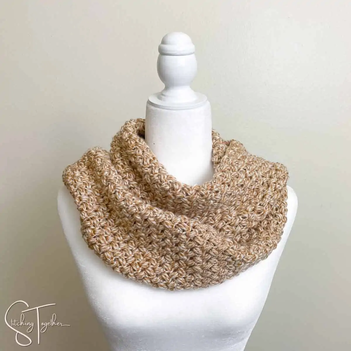 crochet bean stitch cowl on mannequin