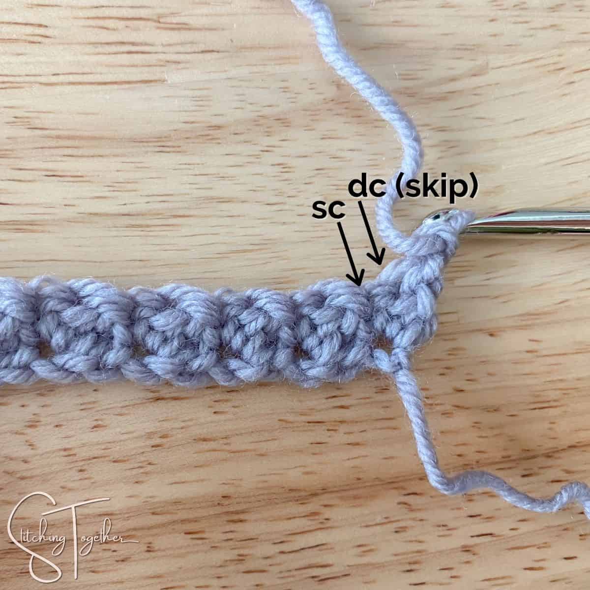 crochet swatch showing where the double and single crochet stitches are