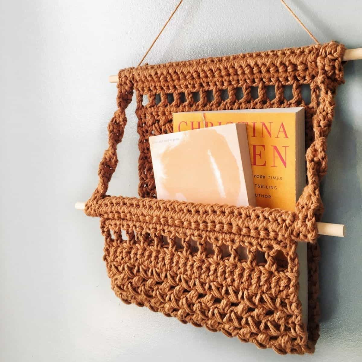 cabide de parede de crochê segurando livros