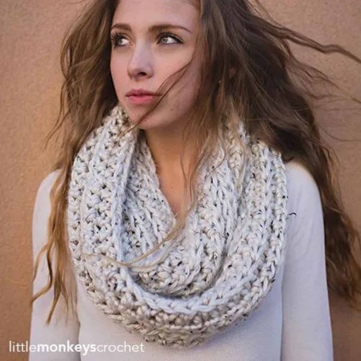lady wearing a chunky crochet infinity scarf