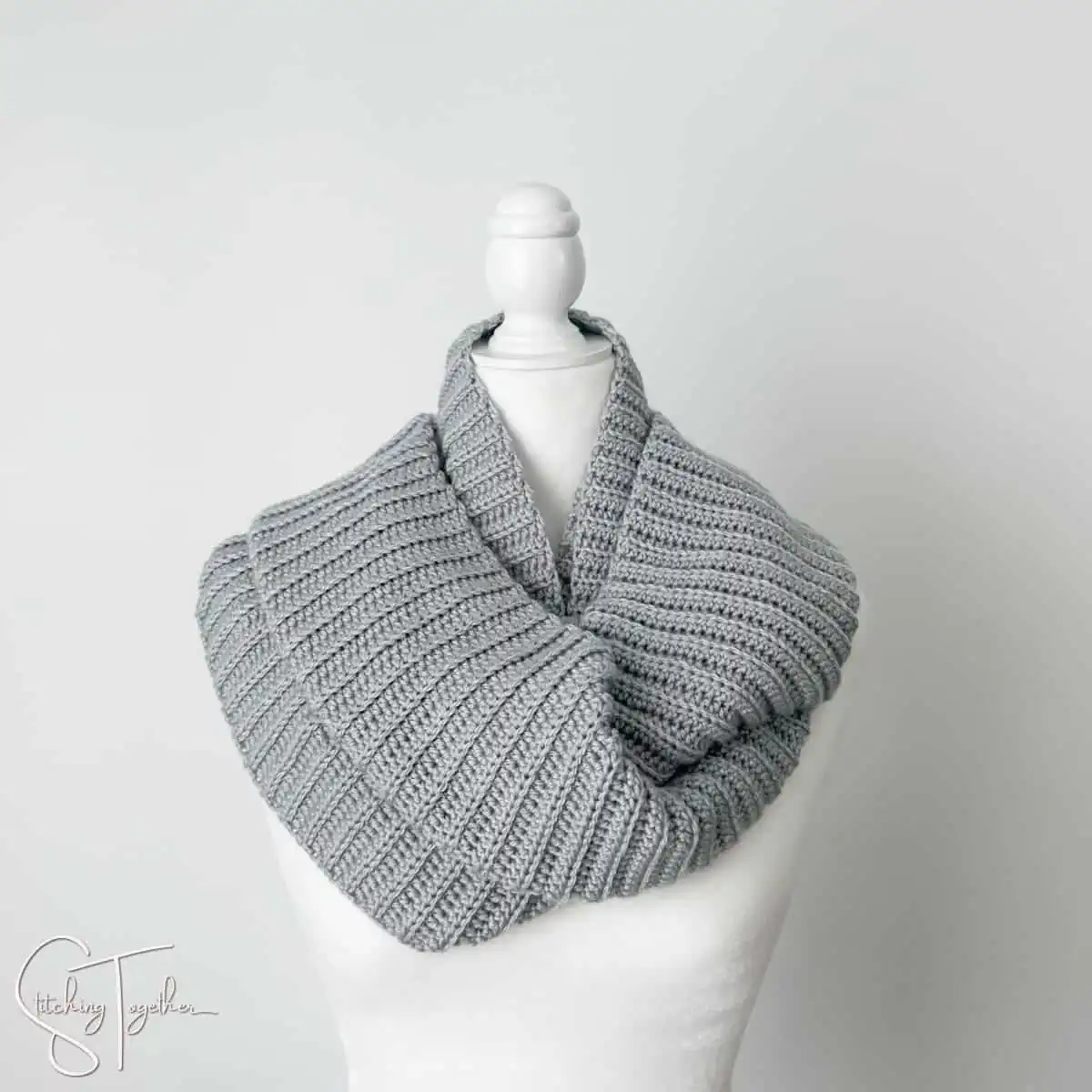 crochet ribbed infinity scarf on a mannequin