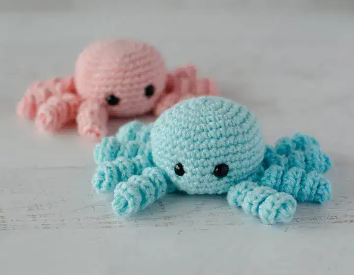 2 crochet spiders with curly legs