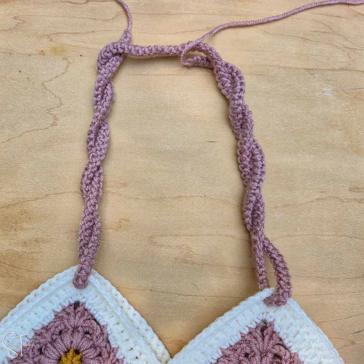 showing how to wrap a romanian cord to make a purse strap