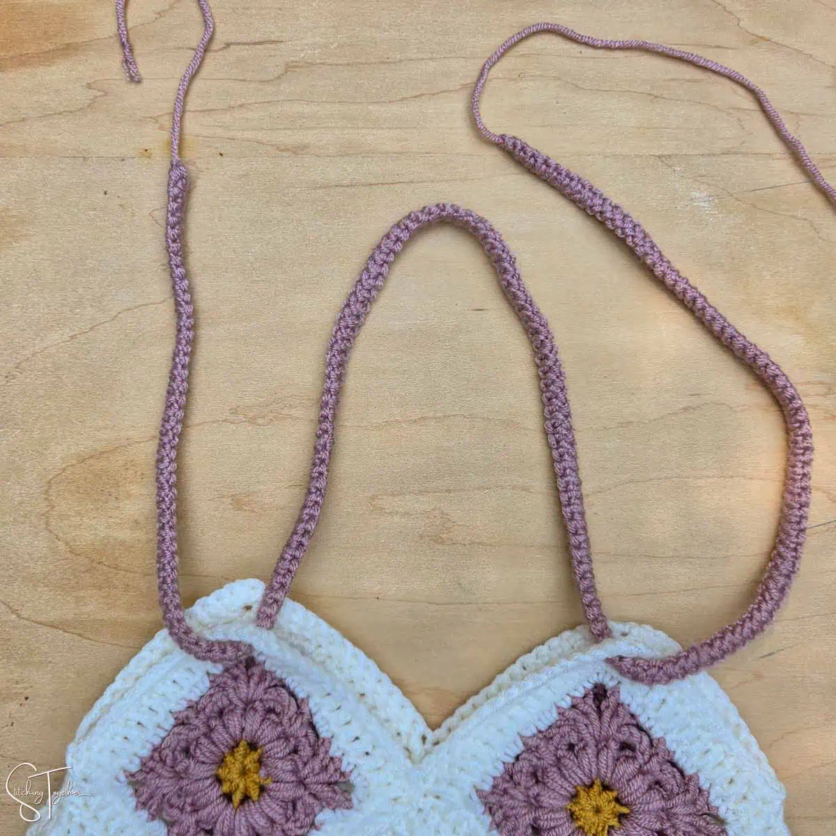 showing how to use a romanian cord to make a purse strap